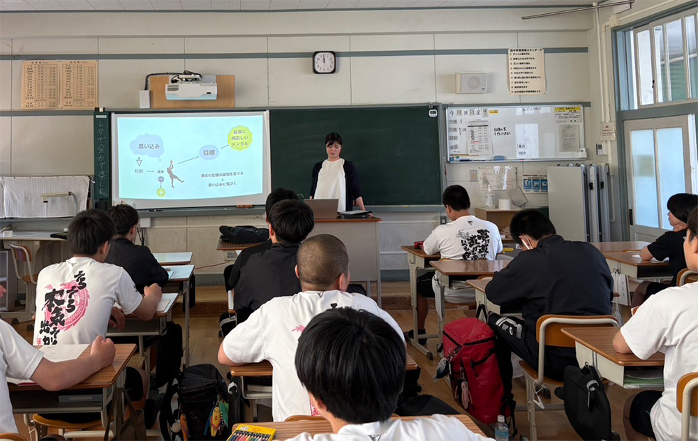 スポーツメンタルセミナーで真剣に自分と向き合うアスリートの様子